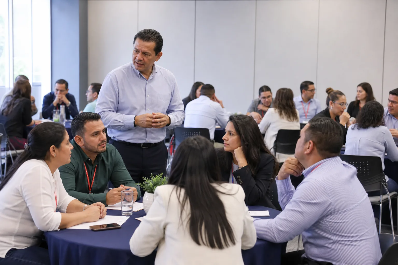 Mandos medios en ejercicio de mediación y liderazgo durante taller presencial