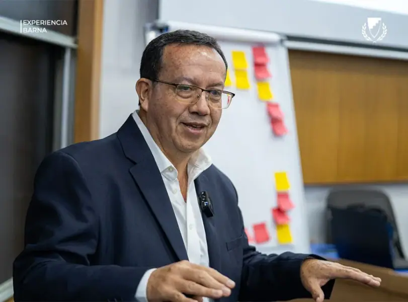 Facilitador en taller de ética y liderazgo ante un grupo de empresarios